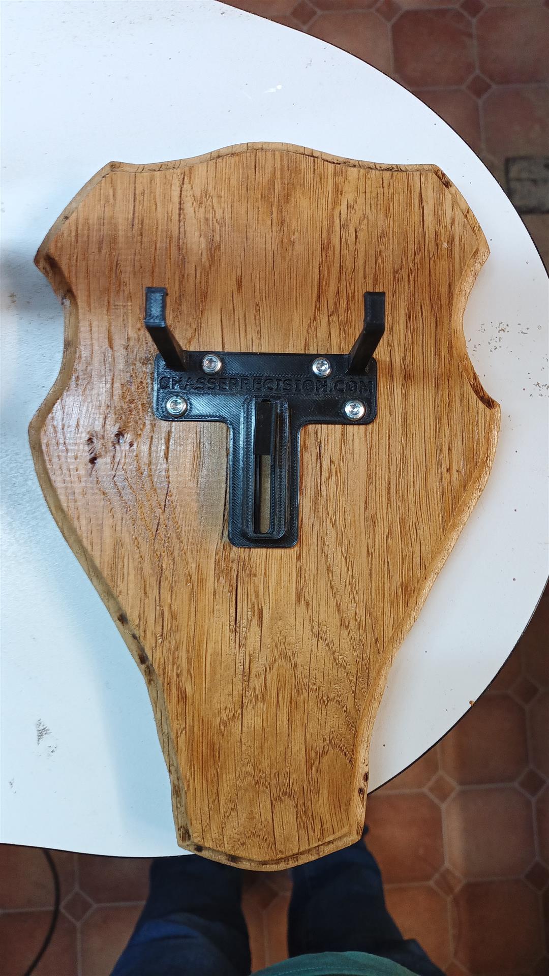 Attache positionné sur le blason.